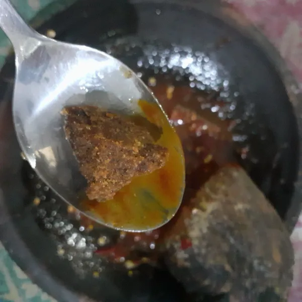 Tambahkan gula merah.