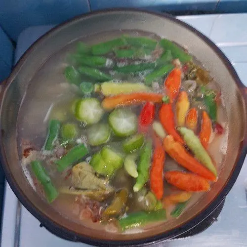 Masukkan blimbing wuluh, cabai, gula, garam, dan penyedap, tunggu hingga matang lalu angkat dan sajikan.