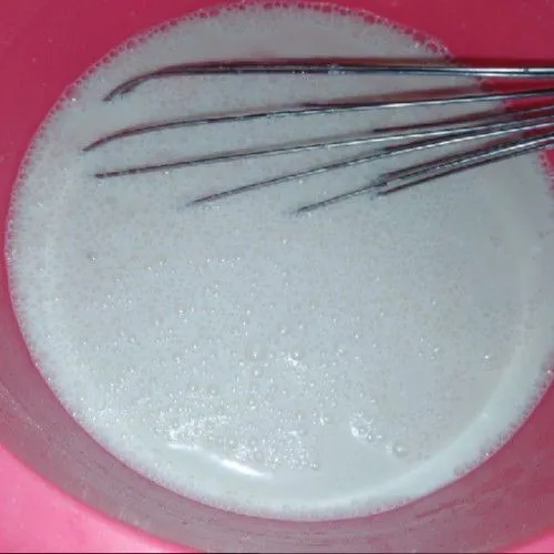 Tambahkan air sambil diaduk-aduk hingga tercampur dan tidak bergerindil.