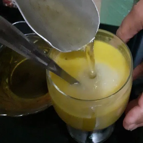 Masukkan air gula ke dalam jus, lalu aduk.