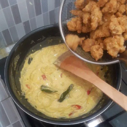 Saus bisa disajikan dengan mencampur langsung crispy chciken dengan ayam atau terpisah.
