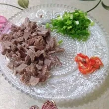 Potong cabai dan daun bawang. Daging yang sudah di rebus juga di potong kecil-kecil.