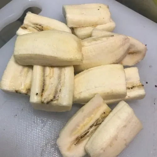 Potong-potong 1 pisang menjadi 4 bagian atau sesuai selera.