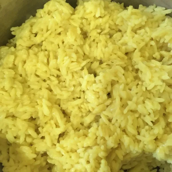 Kukus nasi hingga matang, lalu sajikan. Menui ini dapat dilakukan penyajian dalam bentuk nasi kuning box.