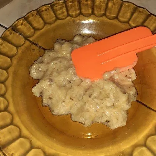 Haluskan pisang, bisa dengan tangan atau dengan gelas.