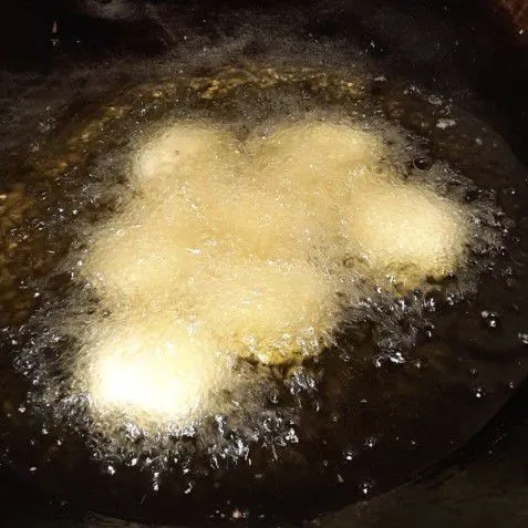 Goreng adonan ubi hingga kecoklatan, angkat dan tiriskan.