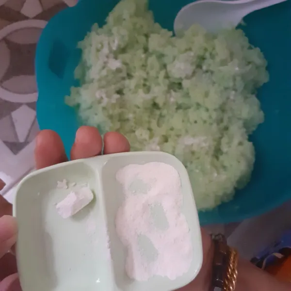 Angkat kukusan beras dan beri taburan ragi instan.