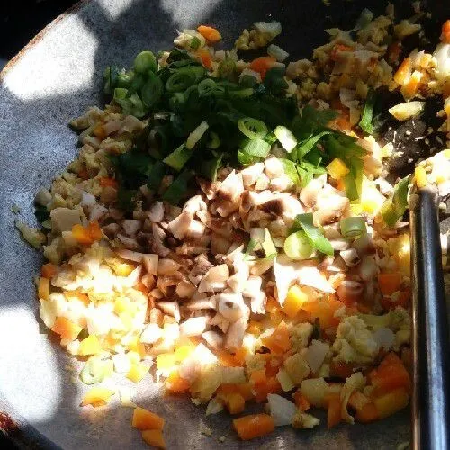 Masukkan wortel, sosis, bakso, jamur, daun bawang kemudian tumis sampai merata. Tambahkan saus tiram. Tumis sampai matang, tambahkan gula dan garam sampai rasanya pas.