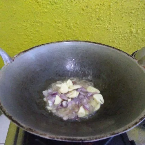 Tumis irisan bawang merah dan bawang putih hingga harum lalu angkat.