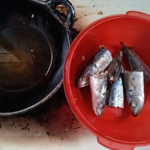 Potong ikan tongkol menjadi 2 bagian dan goreng dengan minyak panas (jangan sampai terlalu kering).