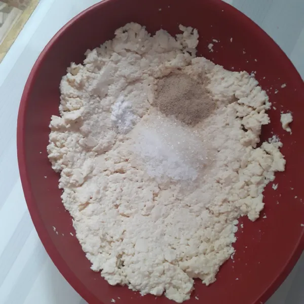 Tambahkan bumbu ke adonan tahu.
