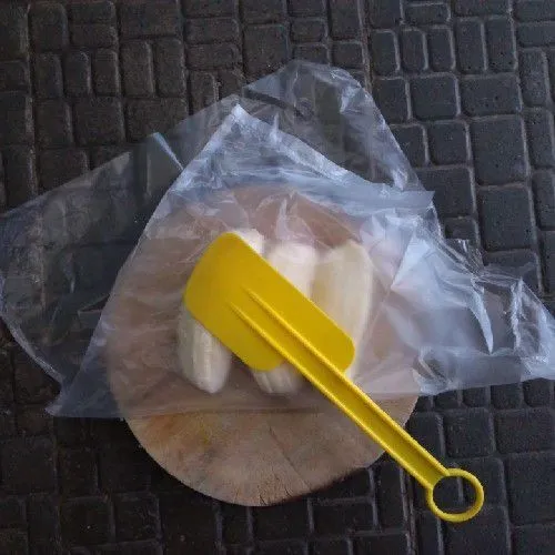 Kupas pisang kepok lalu pencet dengan spatula.
