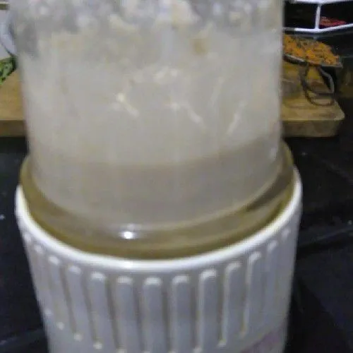 Blender bumbu seperti bawang, kemiri, jahe, dan kunyit.