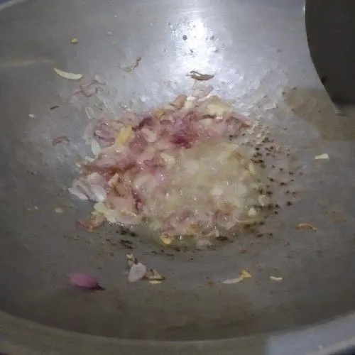 Iris tipis bawang merah dan bawang putih sampai harum.