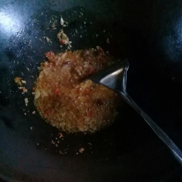 Tumis bumbu hingga mengeluarkan aroma sedap.