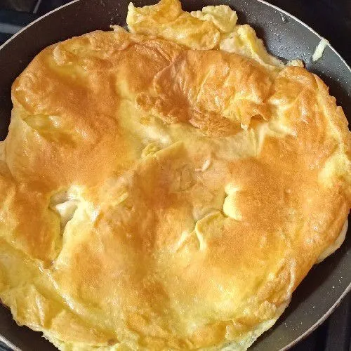 Panaskan minyak pada teflon, goreng telur sampai matang dan di balik, sisihkan.