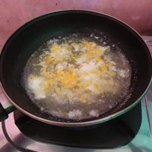 Masukkan telur kemudian bawang putih.