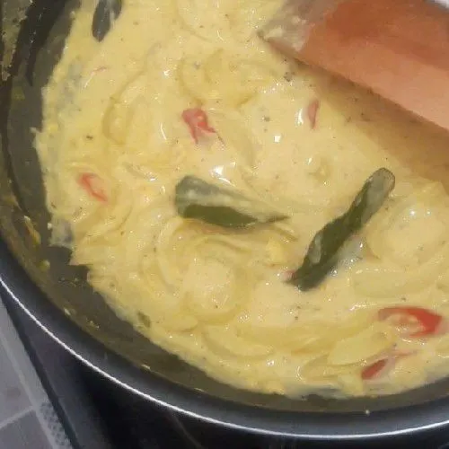 Tumis bawang putih, bawang bombay, daun jeruk, dan cabe sampai layu, masukkan susu dan kuning telur. Masak hingga kental, koreksi rasa dengan garam dan lada.