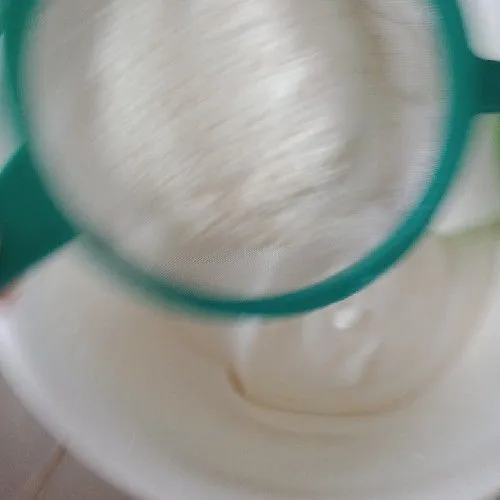 Ayak tepung terigu dan susu bubuk ke dalam adonan secara bertahap.