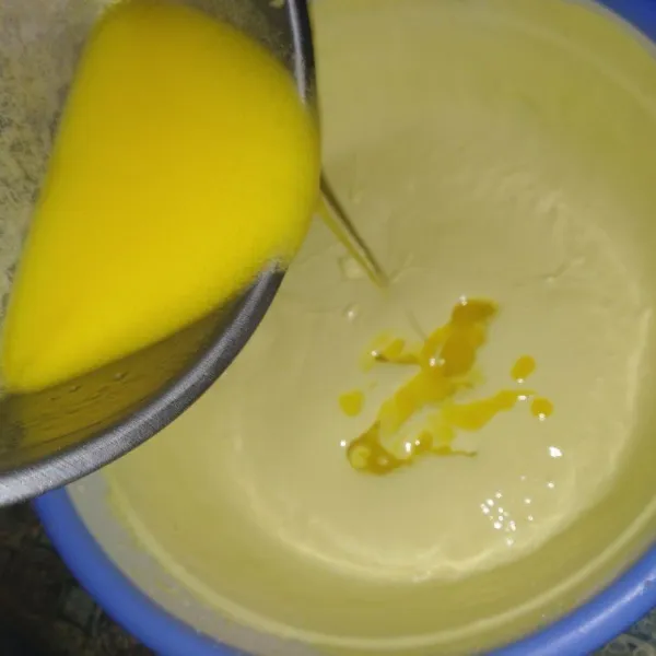 Masukkan mentega, aduk balik menggunakan spatula hingga rata.