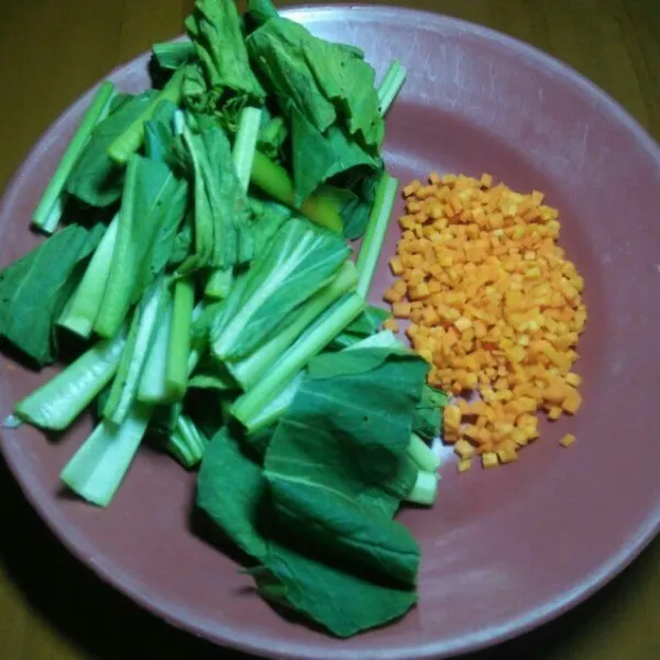 Cuci bersih semua bahan, lalu potong sayuran sawi dan wortel.