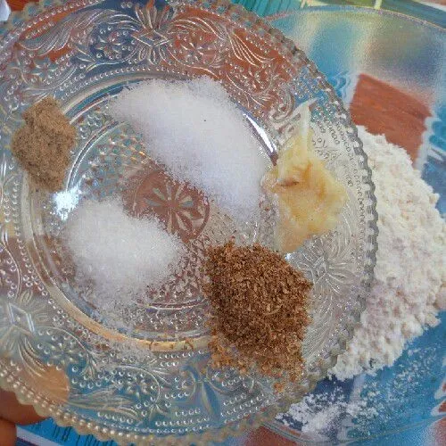Haluskan bawang putih lalu masukkan dalam adonan bersama bumbu yang lain.