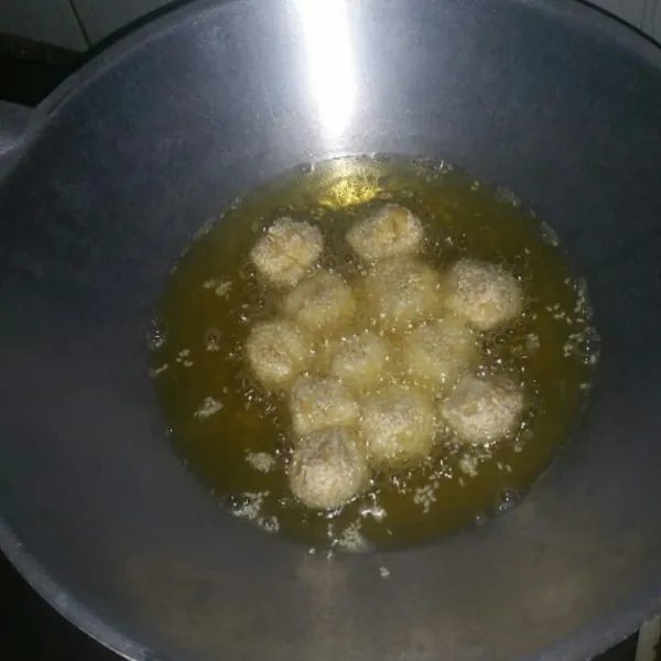 Panaskan minyak lalu goreng dengan api kecil sedang sampai berwarna kuning kecoklatan.