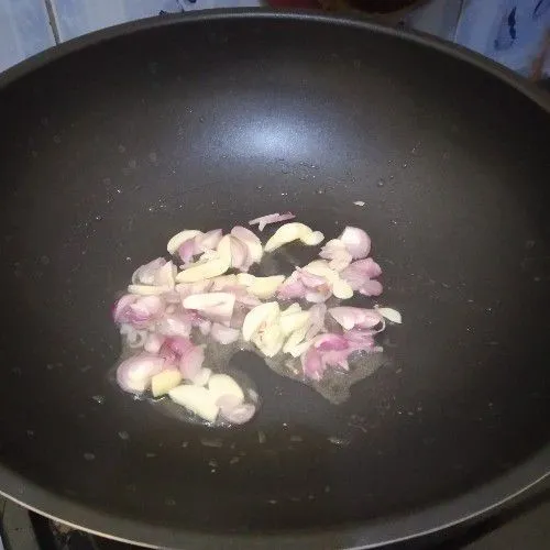 Tumis bawang merah dan bawang putih sampai harum.