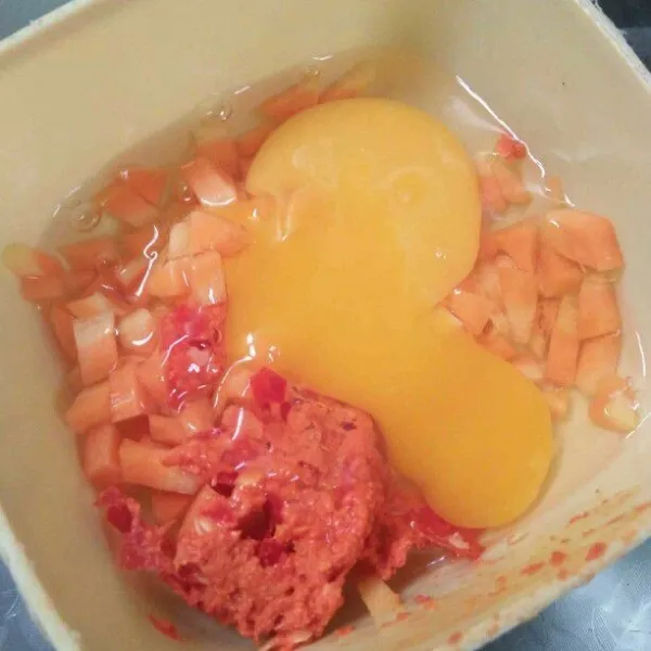 Masukkan telur, wortel dan bumbu yang sudah dihaluskan ke dalam 1 wadah.