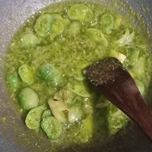 Panaskan minyak, tumis bawang merah dan bawang putih sampai harum. Masukkan cabai hijau dan tomat cung, masak dengan api sedang. Aduk-aduk dan tambahkan sedikit air. Tekan-tekan tomat hingga menyatu dengan cabai. Tambahkan garam, daun salam dan kaldu bubuk koreksi rasa.