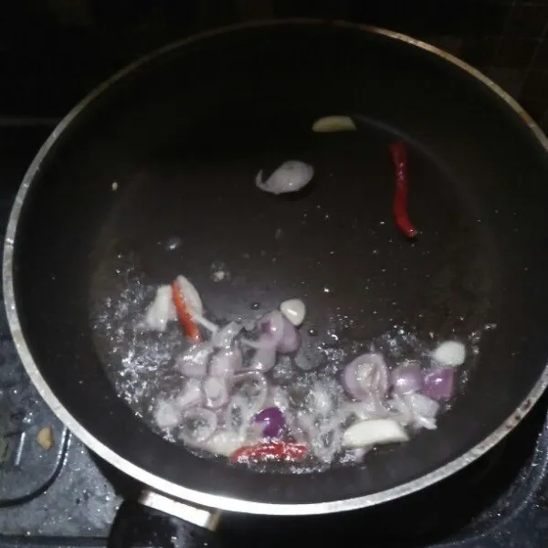 Tumis bawang merah dan putih juga irisan cabai hingga harum.