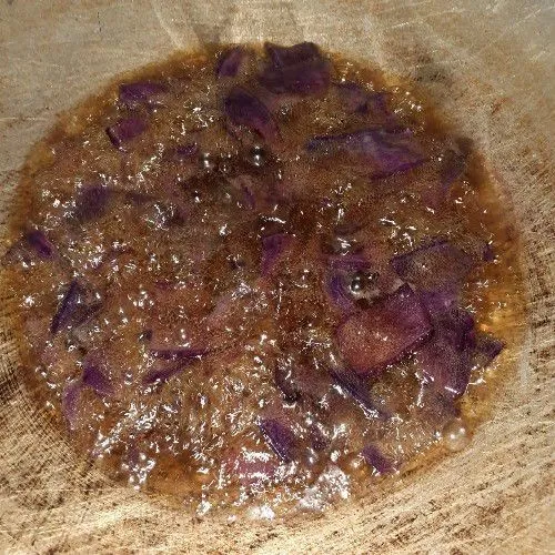 Panaskan minyak, goreng ubi hingga masak, angkat dan tiriskan.