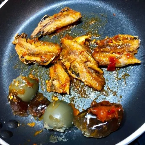 Panaskan wajan, masukkan 1 sdm minyak goreng dan tumis sarden balado dan telur pitan.