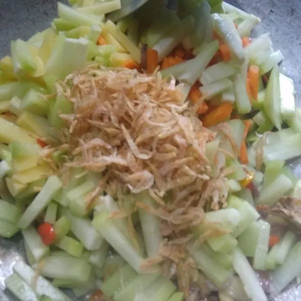 Masukkan sayuran dan udang rebon, aduk rata, tambahkan garam, lada bubuk dan air secukupnya. Masak hingga sayuran empuk.