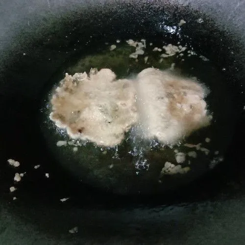 Lalu goreng di minyak panas hingga kuning keemasan.