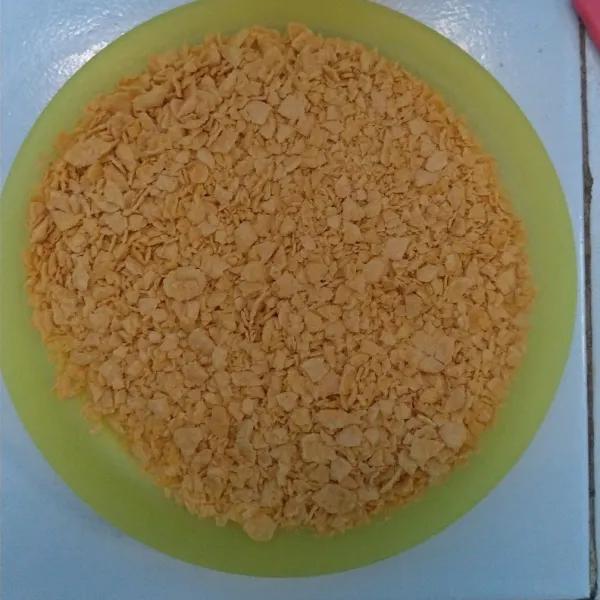 Haluskan / tumbuk corn flakes.