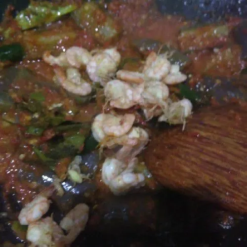 Masukkan lagi udang. Aduk rata.