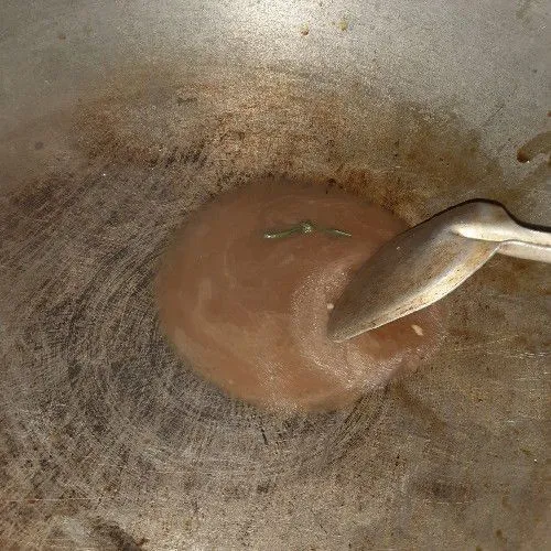 Panaskan wajan, masukkan santan encer, daun pandan, dan gula merah. Aduk hingga gula merah mencair.