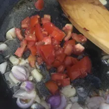 Masukkan tomat.