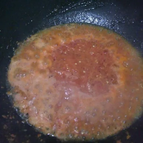 Panaskan minyak, tumis bumbu dan aduk rata.