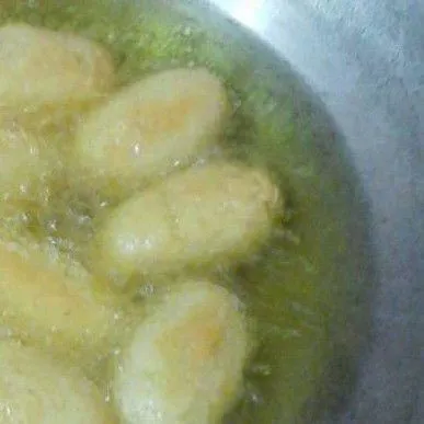 Goreng sampai keemasan, kemudian angkat adonan dan tiriskan. Kemudian tunggu hingga adonan gemblong agak dingin. Goreng kembali gemblong dengan api kecil hingga bagian luar benar-benar krispi. Angkat dan tiriskan.
