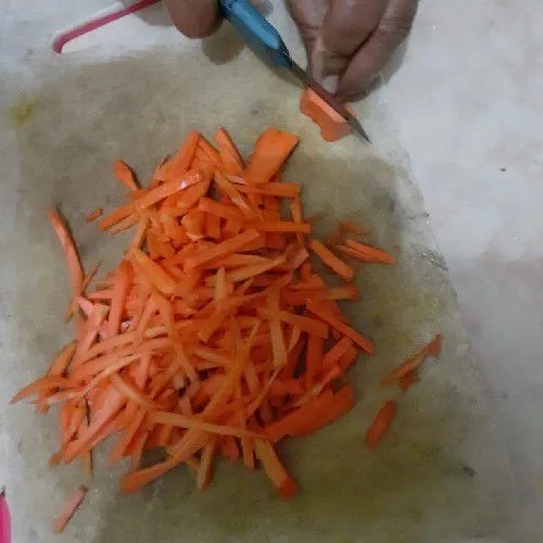 Kupas wortel, potong-potong memanjang, cuci bersih dan tiriskan.