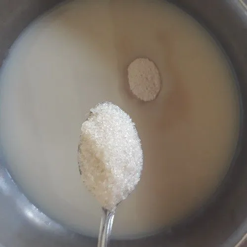 Masukkan sari kedelai, agar-agar bubuk dan gula pasir ke dalam panci. Aduk sampai tercampur dan larut sempurna.
