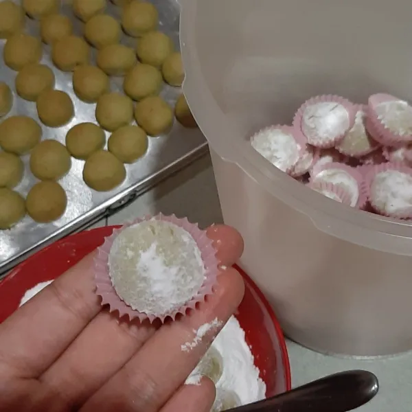 Tunggu hingga kue tidak terlalu panas dan hangat, baru gulingkan kue di atas permukaan gula halus. Sajikan untuk sore hari di temani teh atau untuk lebaran.