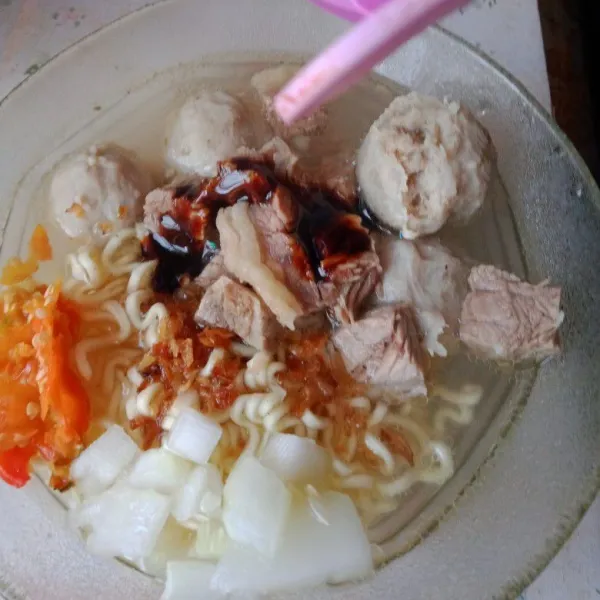 Sajikan selagi hangat dengan kecap dan saus sesuai selera.