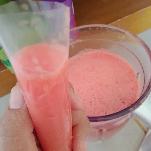 Masukkan blenderan semangka ke dalam plastik es mambo.