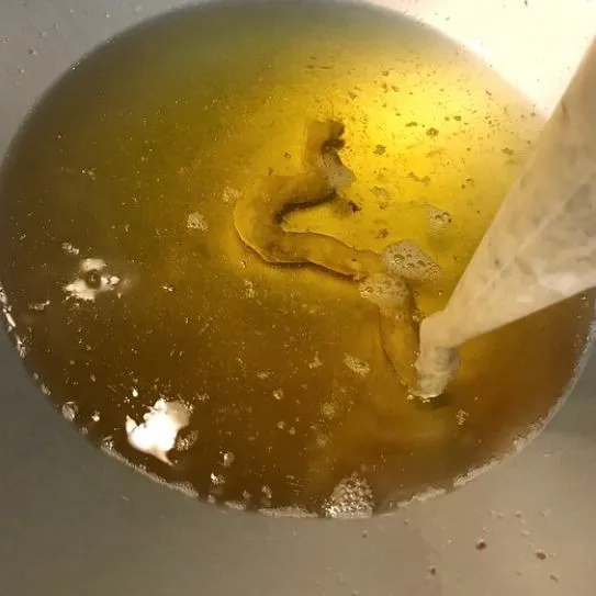 Goreng ke dalam minyak panas dengan cara disemprotkan.
