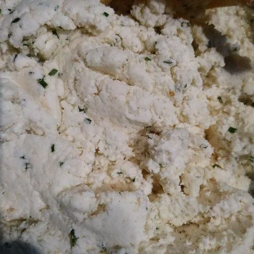 Campurkan bumbu halus ke singkong yang telah diparut, tambahkan daun kucai, garam, kaldu bubuk, dan cabai. Aduk rata. Koreksi rasa.