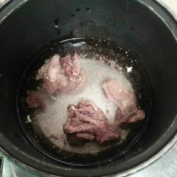 Rebus daging hingga lunak.