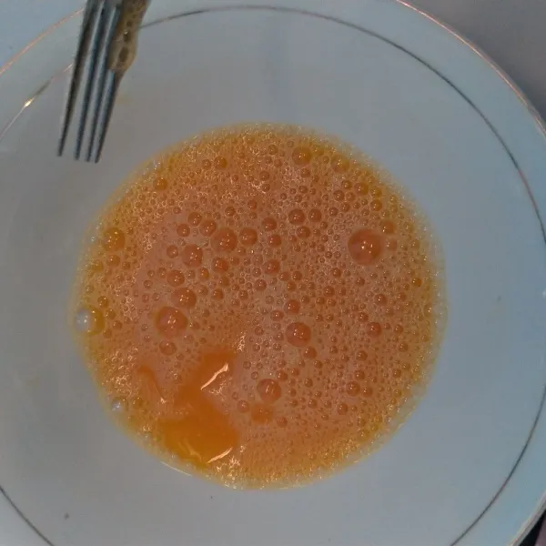 Kocok telur untuk pelapis.